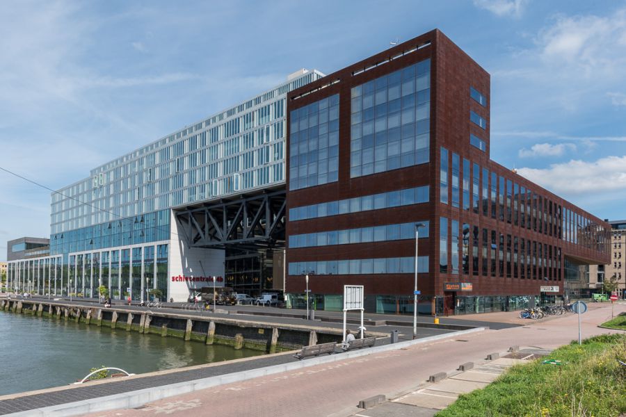 De gemeente Rotterdam verhuurt kantoorruimte in het complex de Schiecentrale. 