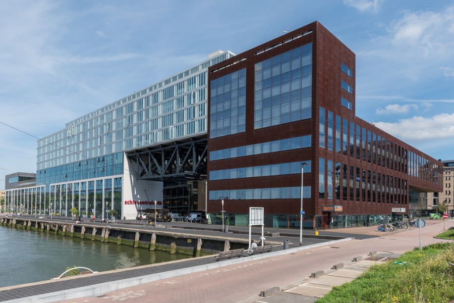 De gemeente Rotterdam verhuurt kantoorruimte in het complex de Schiecentrale.