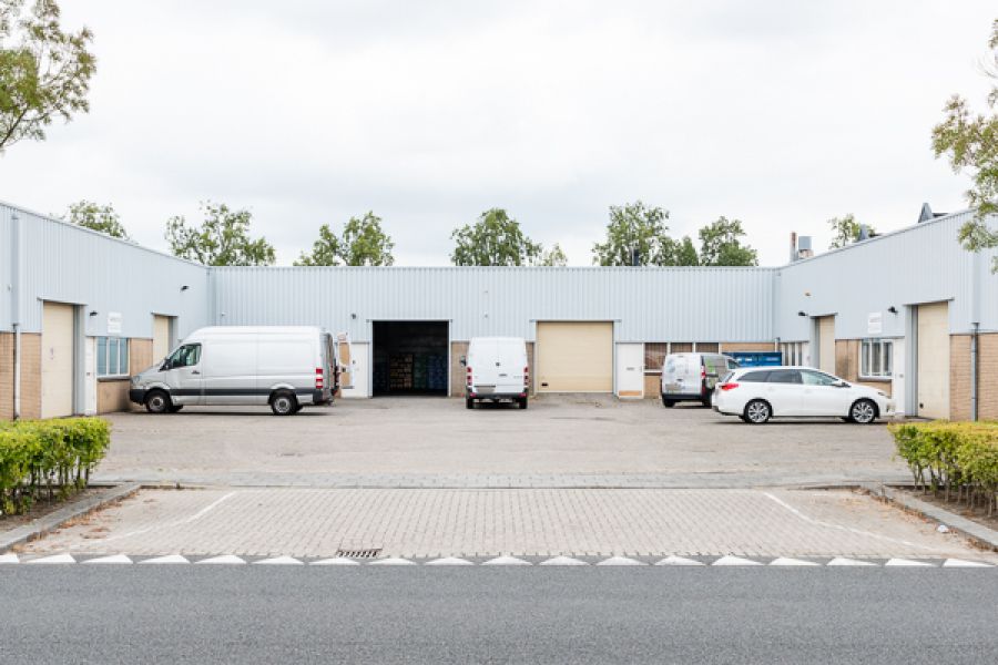 Particuliere belegger koopt 2 bedrijfsgebouwen aan de Gouderakstraat in Rotterdam. 